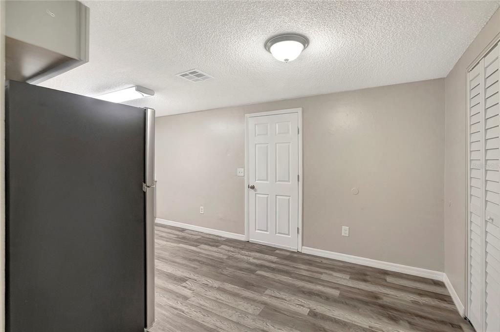 合同活跃: $285,000 (3 贝兹, 1 浴室, 1008 平方英尺)