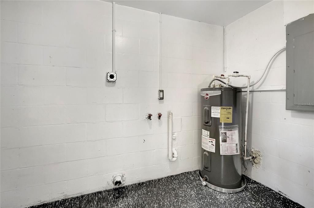 合同活跃: $285,000 (3 贝兹, 1 浴室, 1008 平方英尺)