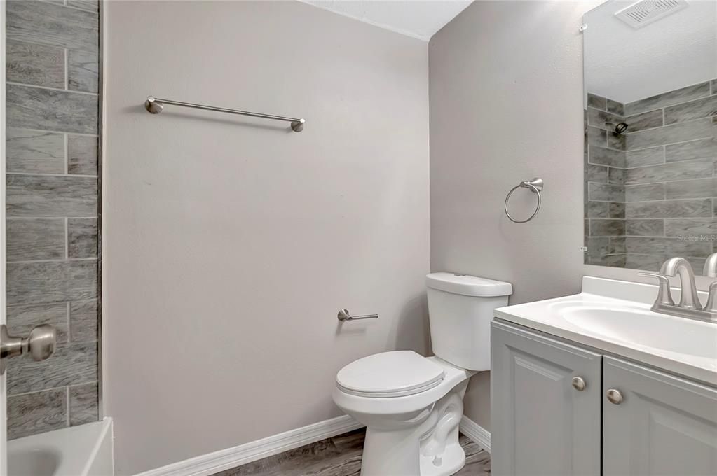 合同活跃: $285,000 (3 贝兹, 1 浴室, 1008 平方英尺)