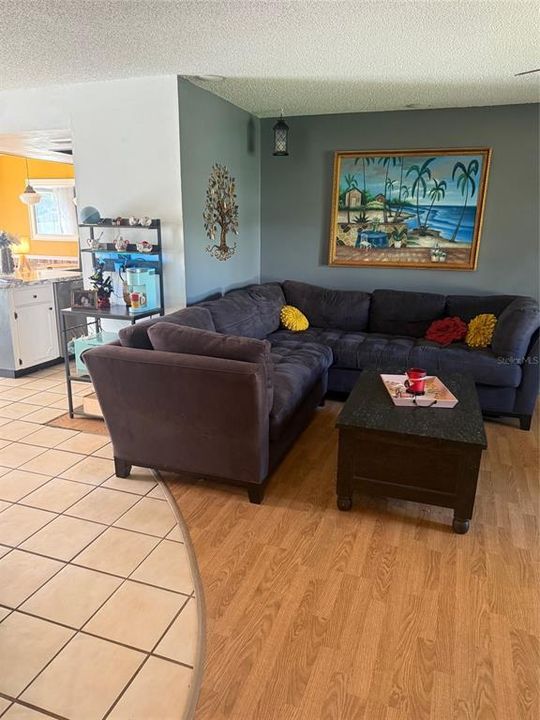 Под контрактом: $349,500 (3 спален, 2 ванн, 1475 Квадратных фут)