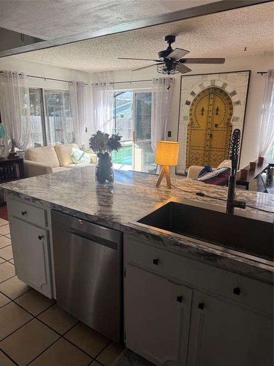 Под контрактом: $349,500 (3 спален, 2 ванн, 1475 Квадратных фут)