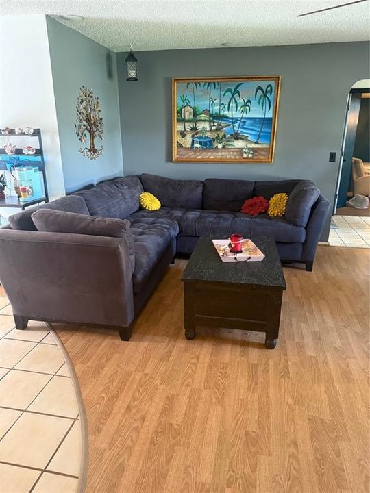 Под контрактом: $349,500 (3 спален, 2 ванн, 1475 Квадратных фут)