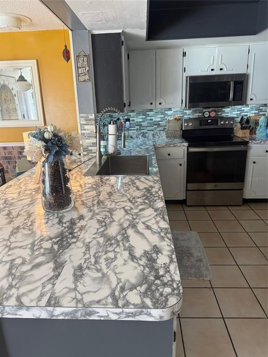 Под контрактом: $349,500 (3 спален, 2 ванн, 1475 Квадратных фут)