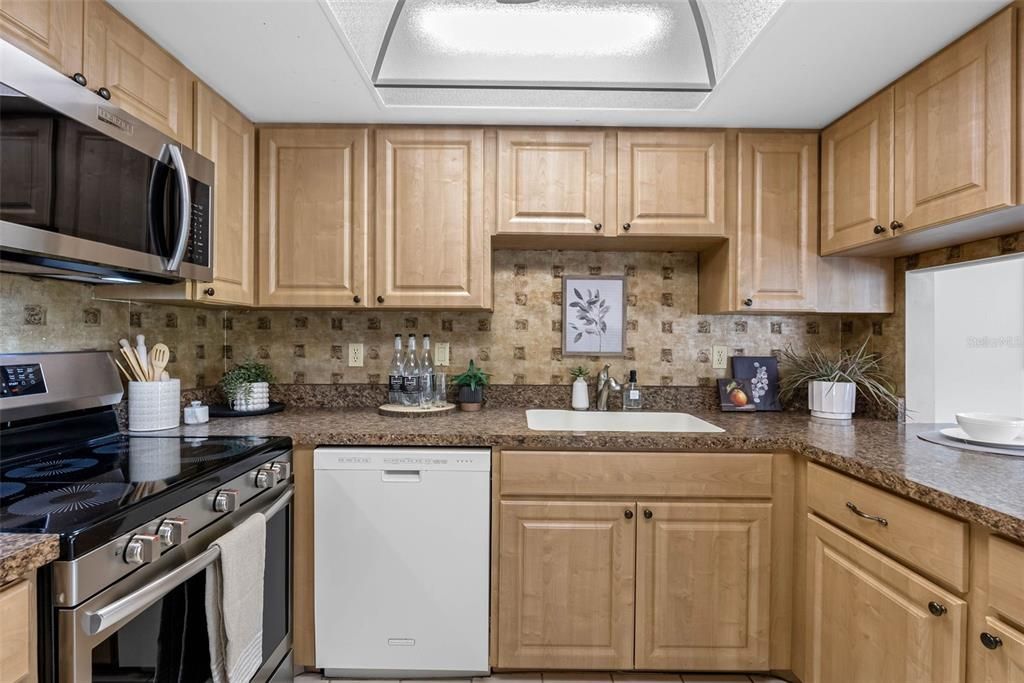 Active With Contract: $320,000 (2 beds, 2 baths, 1725 Square Feet)