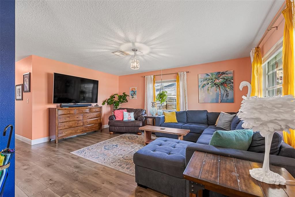 En Venta: $589,900 (3 camas, 2 baños, 2209 Pies cuadrados)