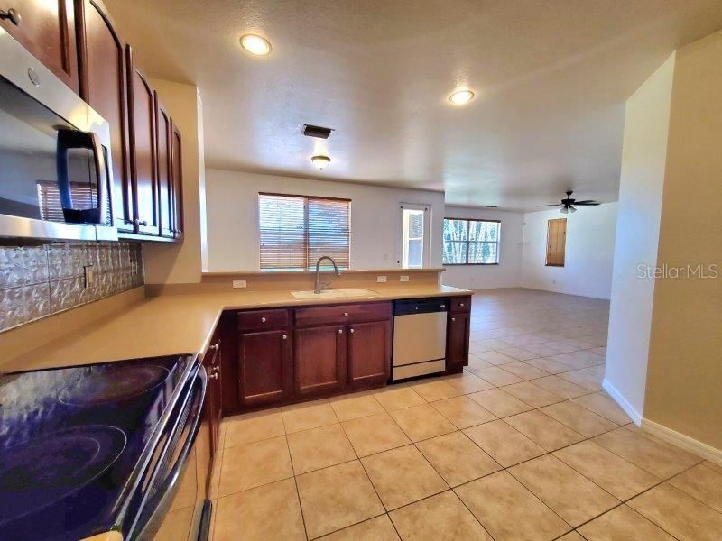 For Rent: $3,100 (5 beds, 3 baths, 3119 Square Feet)