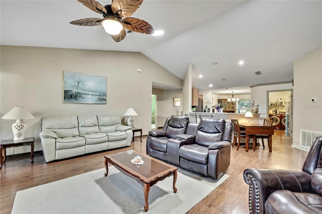 待售: $359,500 (4 贝兹, 2 浴室, 2035 平方英尺)