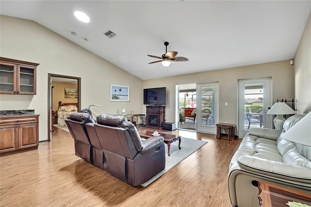 待售: $359,500 (4 贝兹, 2 浴室, 2035 平方英尺)