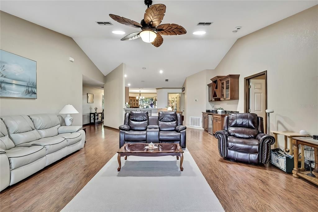 待售: $359,500 (4 贝兹, 2 浴室, 2035 平方英尺)