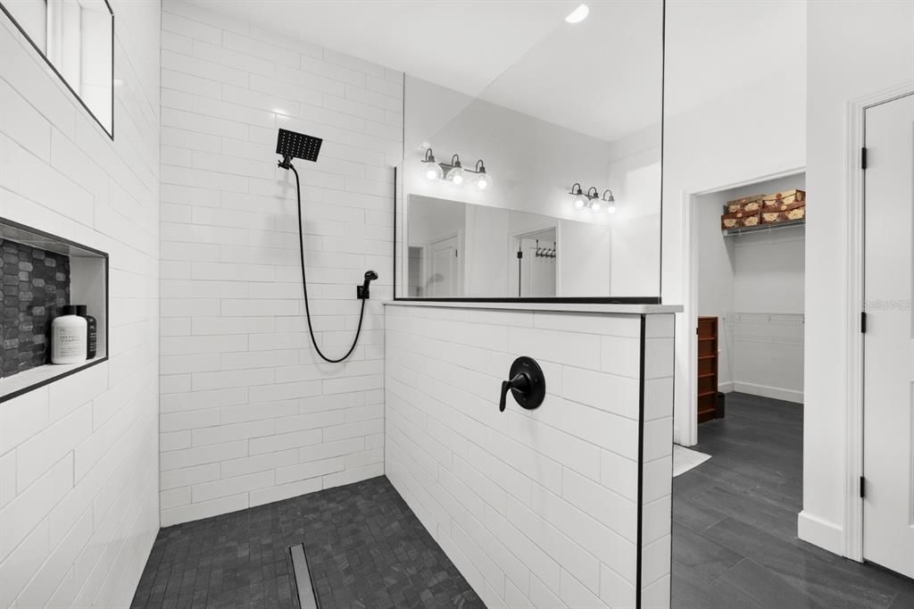 For Sale: $399,999 (4 beds, 2 baths, 1810 Square Feet)