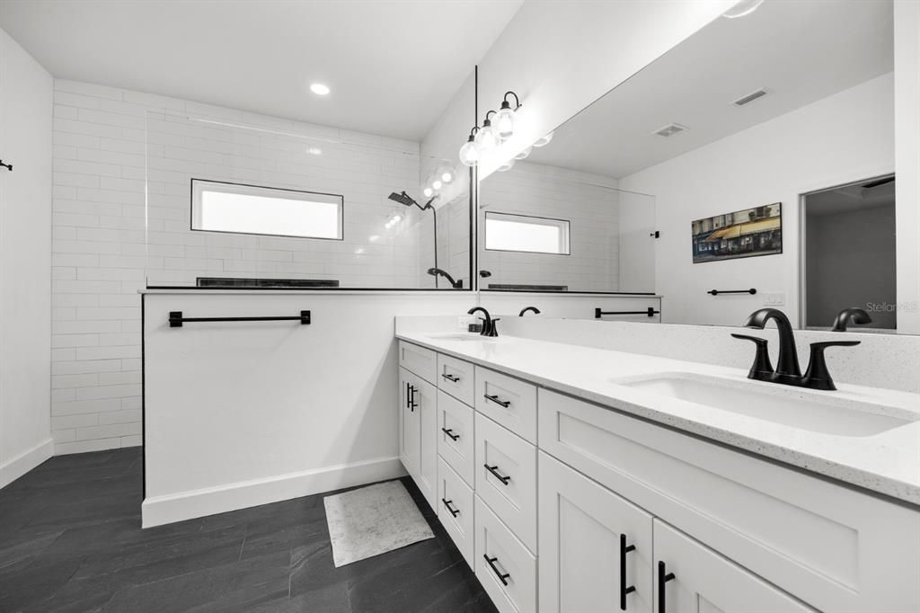 For Sale: $399,999 (4 beds, 2 baths, 1810 Square Feet)