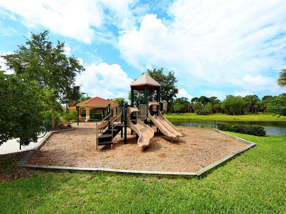 Activo con contrato: $867,000 (3 camas, 2 baños, 2483 Pies cuadrados)