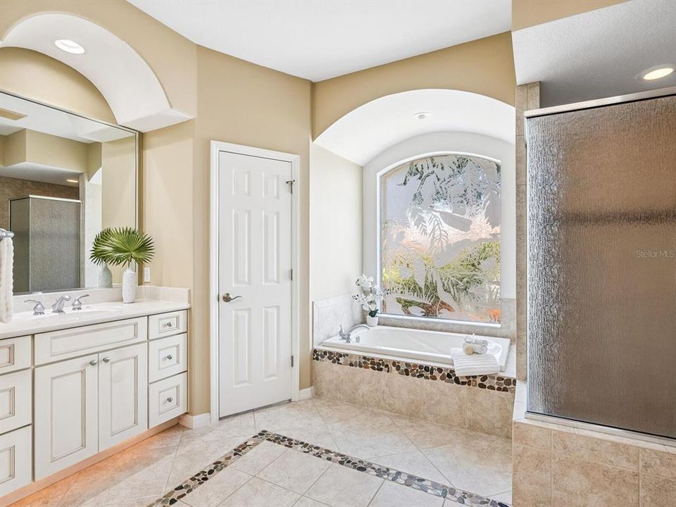 Activo con contrato: $867,000 (3 camas, 2 baños, 2483 Pies cuadrados)