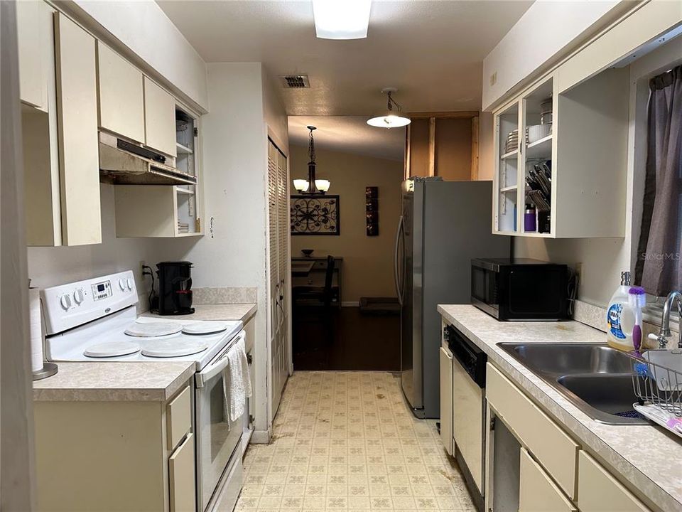 For Sale: $259,999 (3 beds, 2 baths, 1040 Square Feet)