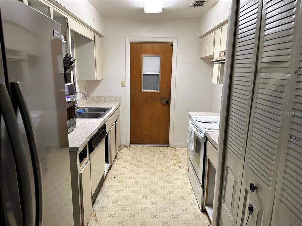 For Sale: $259,999 (3 beds, 2 baths, 1040 Square Feet)