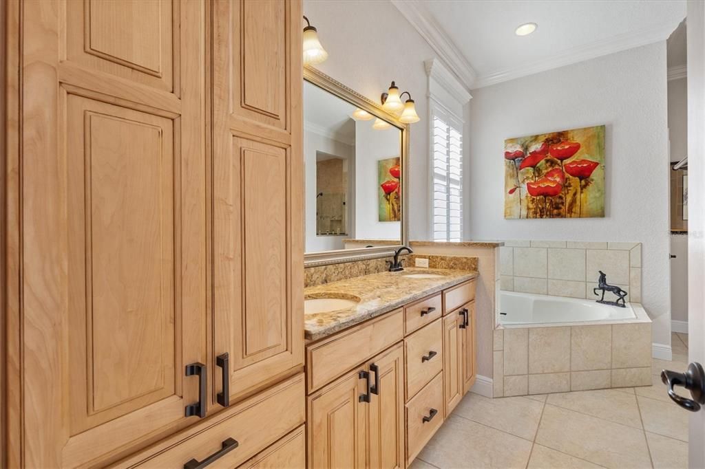 合同活跃: $649,000 (3 贝兹, 3 浴室, 2771 平方英尺)