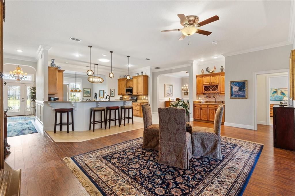 合同活跃: $649,000 (3 贝兹, 3 浴室, 2771 平方英尺)