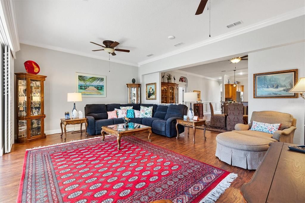 合同活跃: $649,000 (3 贝兹, 3 浴室, 2771 平方英尺)