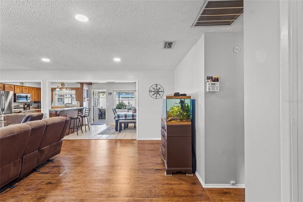 Activo con contrato: $340,000 (3 camas, 2 baños, 1399 Pies cuadrados)