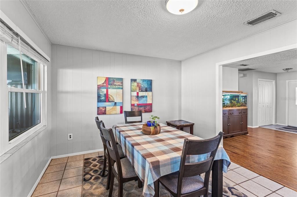 Activo con contrato: $340,000 (3 camas, 2 baños, 1399 Pies cuadrados)