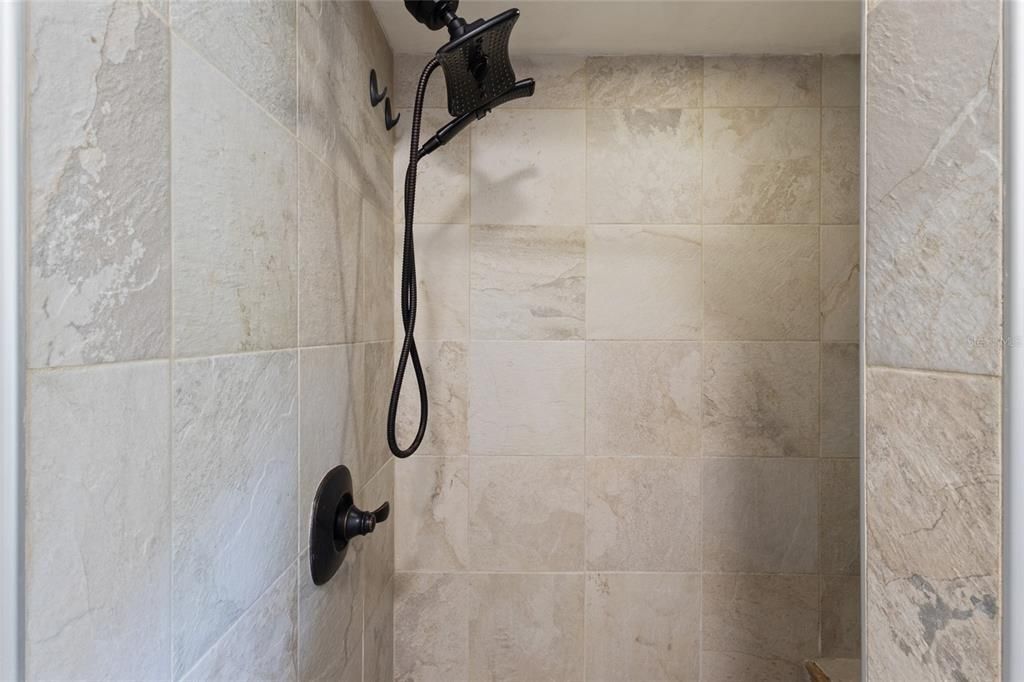 Activo con contrato: $340,000 (3 camas, 2 baños, 1399 Pies cuadrados)