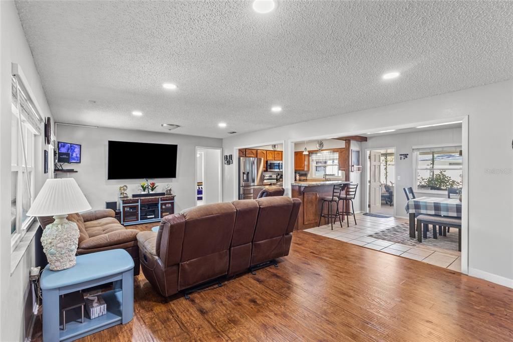 Activo con contrato: $340,000 (3 camas, 2 baños, 1399 Pies cuadrados)