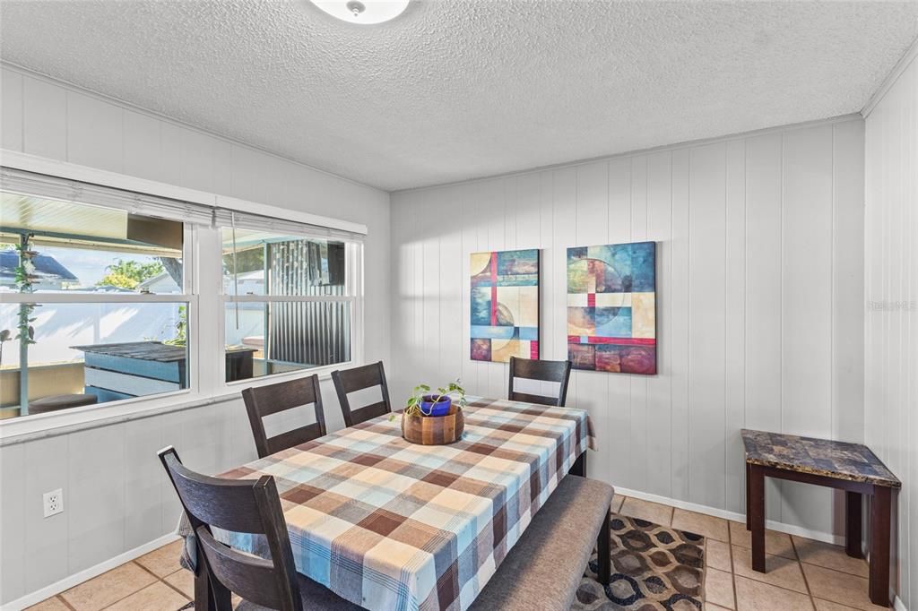 Activo con contrato: $340,000 (3 camas, 2 baños, 1399 Pies cuadrados)