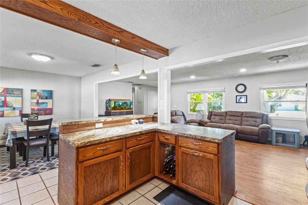 Activo con contrato: $340,000 (3 camas, 2 baños, 1399 Pies cuadrados)