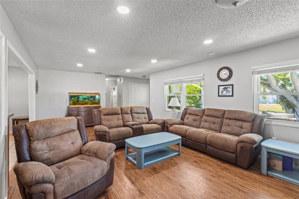 Activo con contrato: $340,000 (3 camas, 2 baños, 1399 Pies cuadrados)