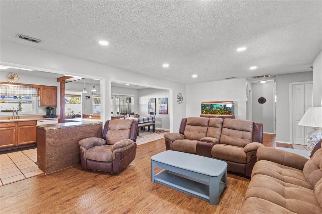 Activo con contrato: $340,000 (3 camas, 2 baños, 1399 Pies cuadrados)