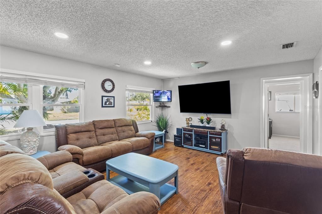 Activo con contrato: $340,000 (3 camas, 2 baños, 1399 Pies cuadrados)