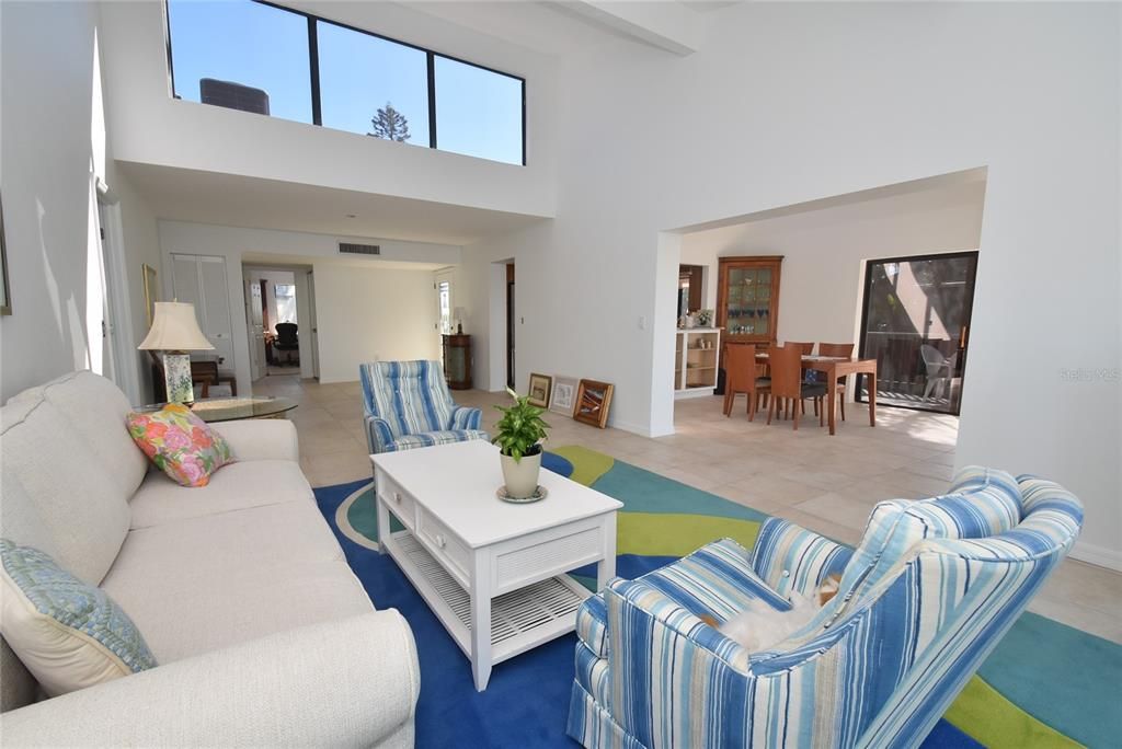 出租: $6,000 (3 贝兹, 2 浴室, 1902 平方英尺)