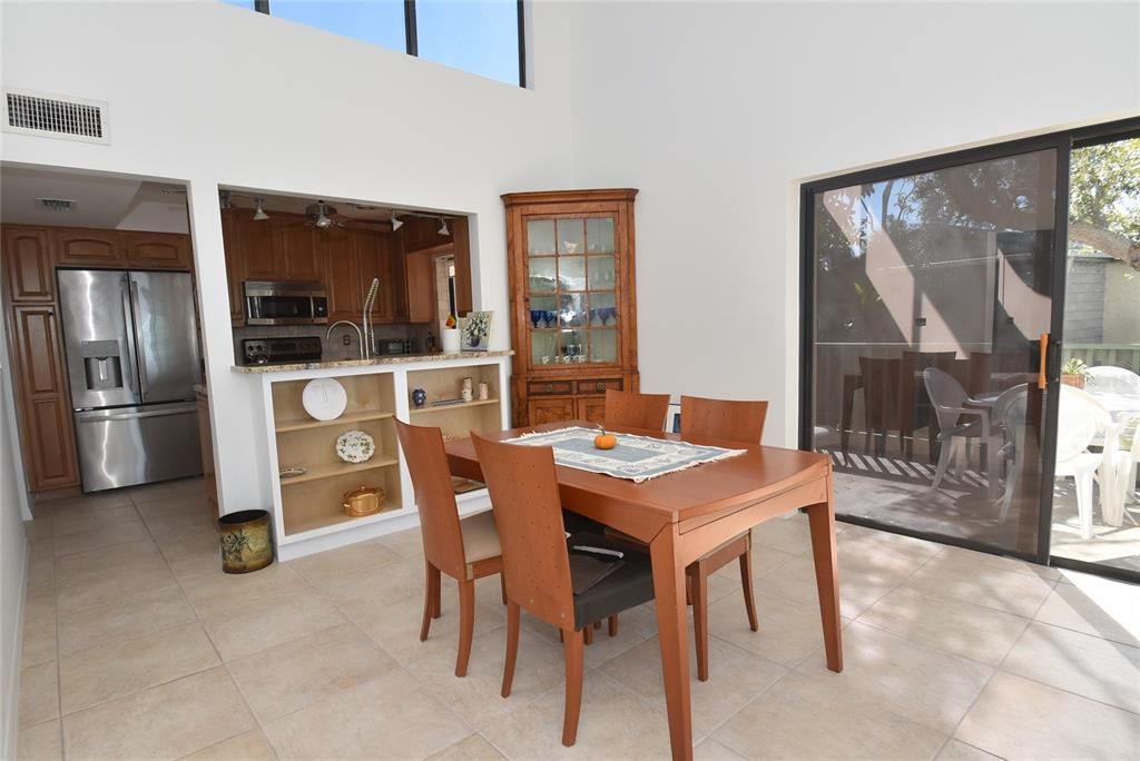 出租: $6,000 (3 贝兹, 2 浴室, 1902 平方英尺)