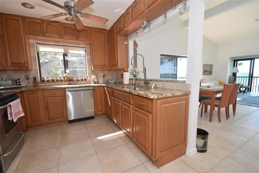 出租: $6,000 (3 贝兹, 2 浴室, 1902 平方英尺)