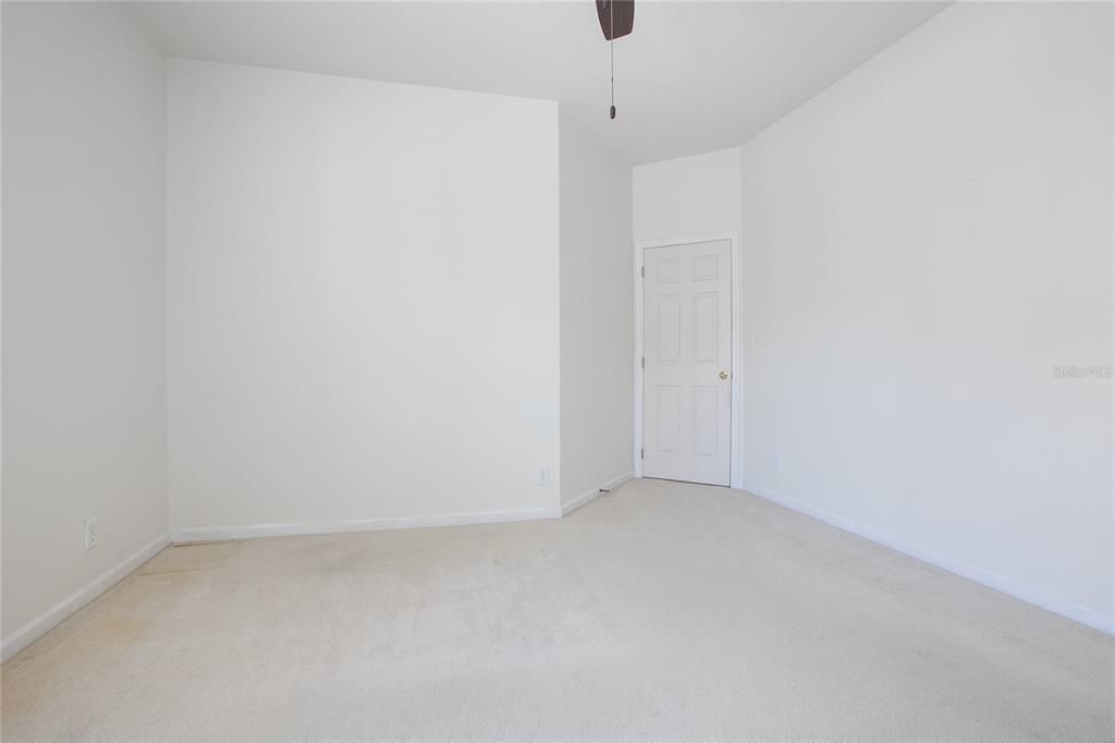 合同活跃: $359,000 (3 贝兹, 2 浴室, 2240 平方英尺)