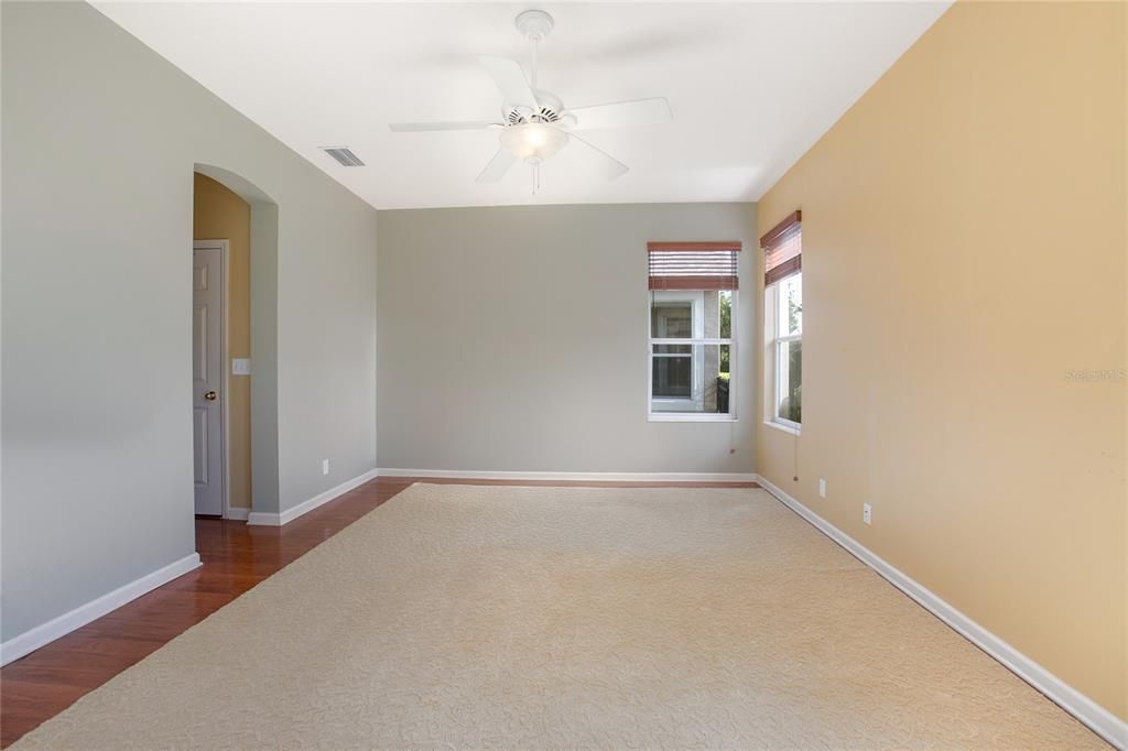 合同活跃: $359,000 (3 贝兹, 2 浴室, 2240 平方英尺)