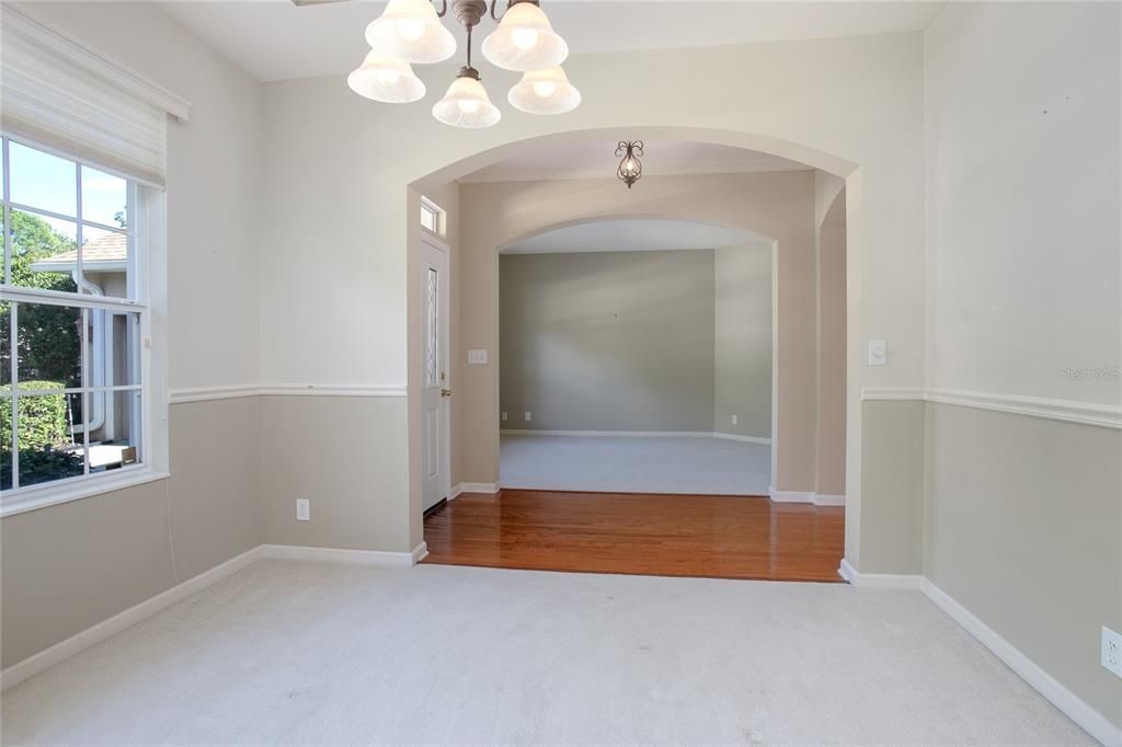 合同活跃: $359,000 (3 贝兹, 2 浴室, 2240 平方英尺)