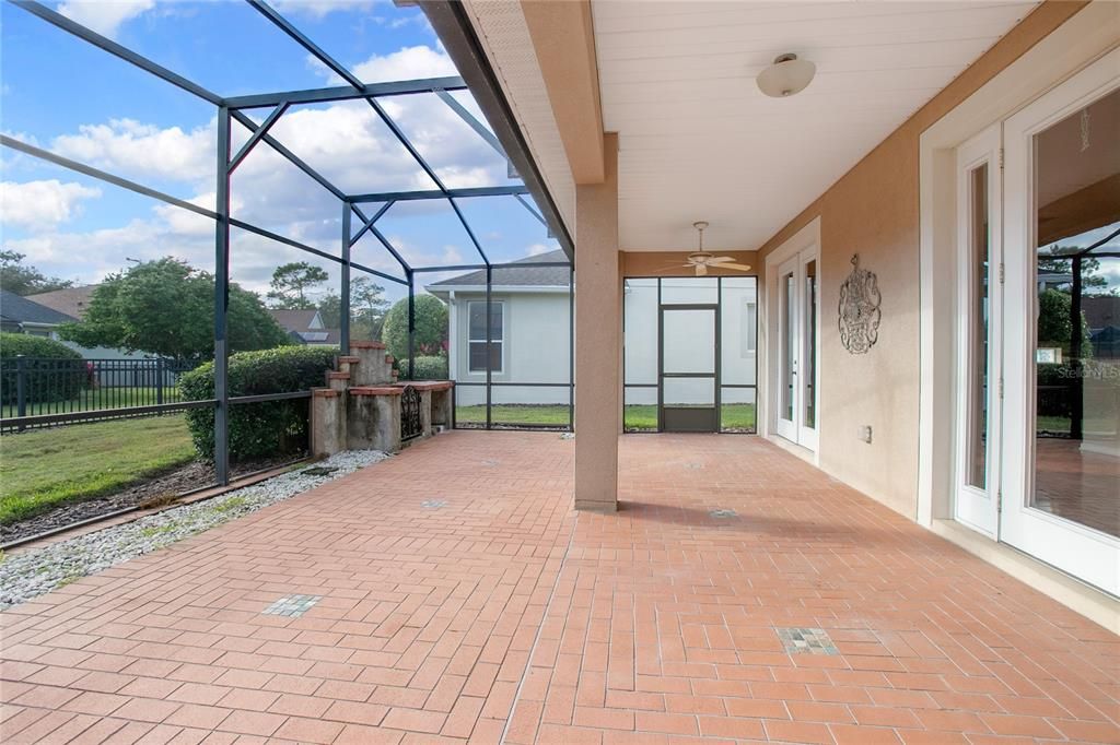 合同活跃: $359,000 (3 贝兹, 2 浴室, 2240 平方英尺)