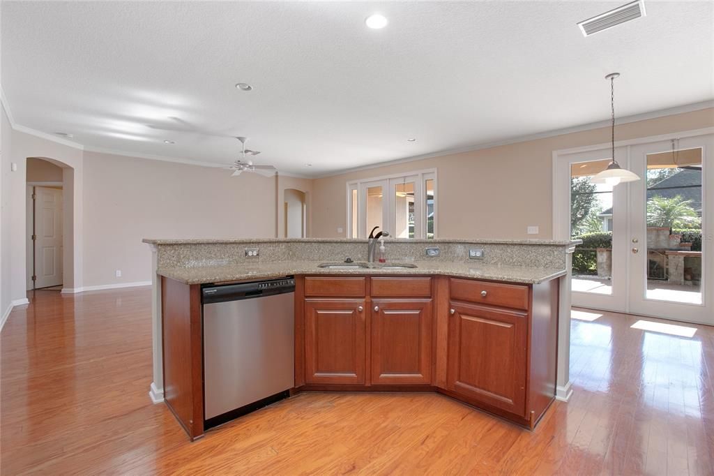 合同活跃: $359,000 (3 贝兹, 2 浴室, 2240 平方英尺)