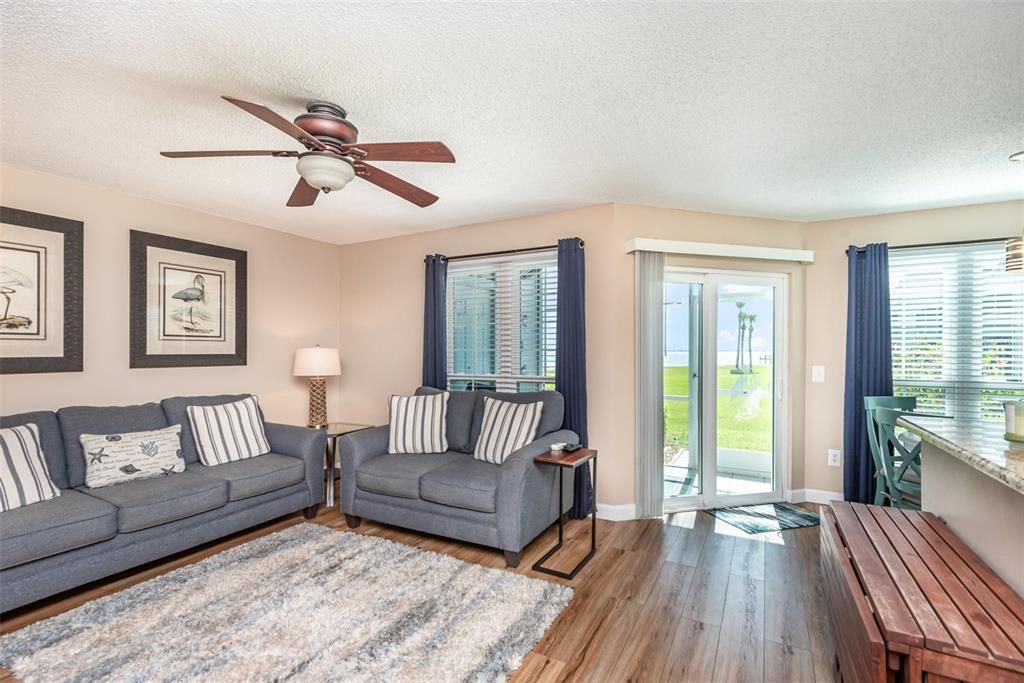 待售: $266,500 (2 贝兹, 2 浴室, 1002 平方英尺)