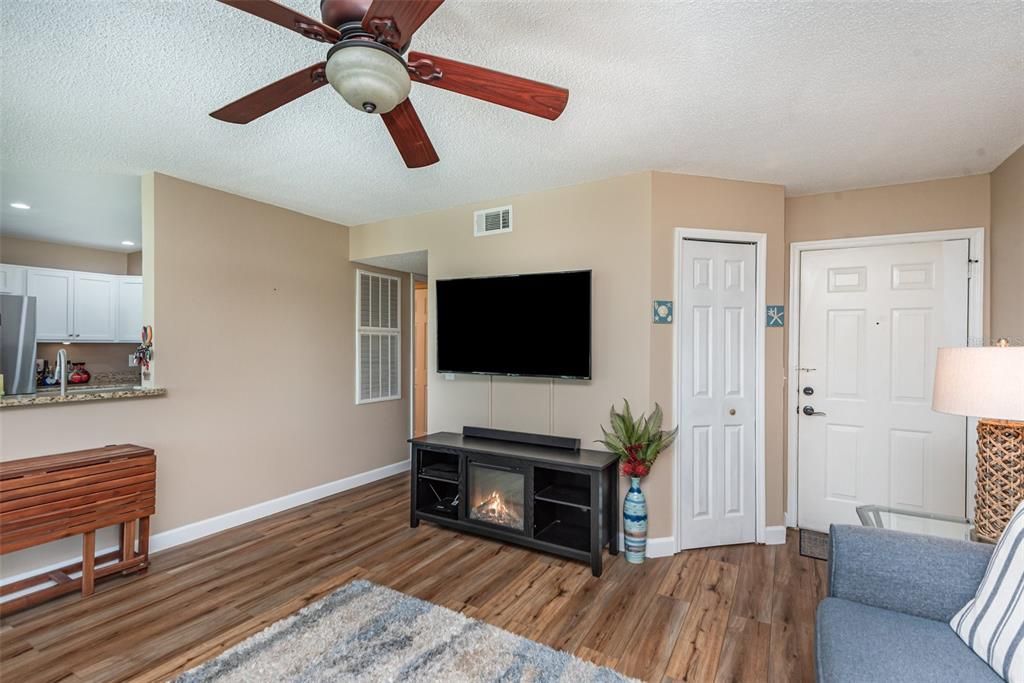 待售: $266,500 (2 贝兹, 2 浴室, 1002 平方英尺)