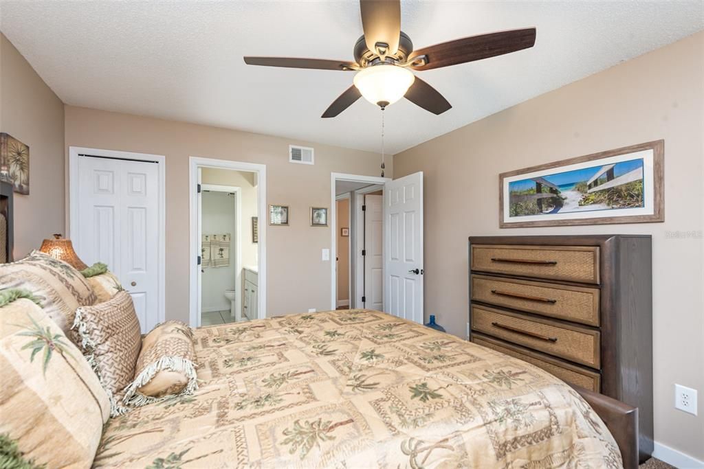 待售: $266,500 (2 贝兹, 2 浴室, 1002 平方英尺)