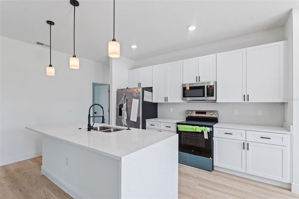 出租: $2,100 (4 贝兹, 2 浴室, 1751 平方英尺)