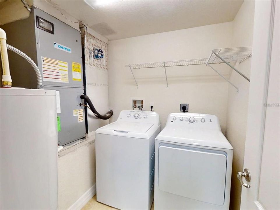 For Sale: $419,900 (2 beds, 2 baths, 1389 Square Feet)