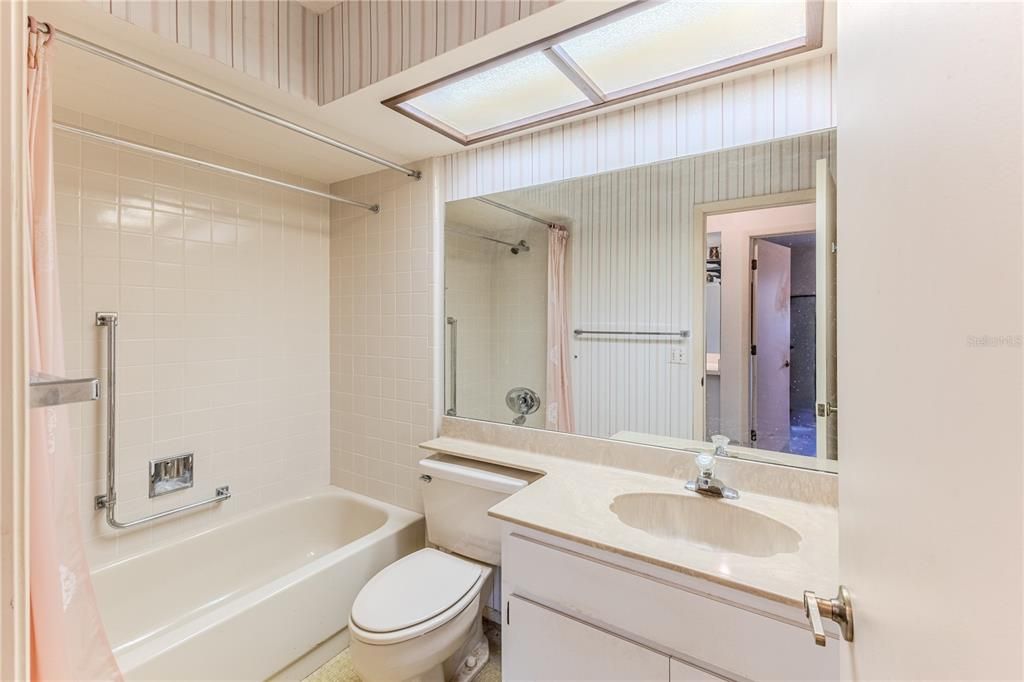 待售: $250,000 (2 贝兹, 2 浴室, 1475 平方英尺)