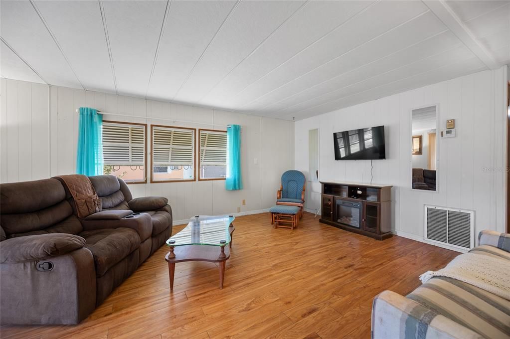 待售: $150,000 (2 贝兹, 2 浴室, 1464 平方英尺)