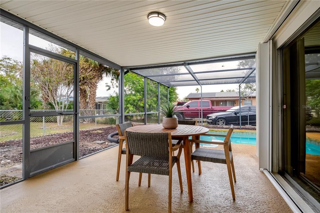 Под контрактом: $308,900 (3 спален, 2 ванн, 1214 Квадратных фут)