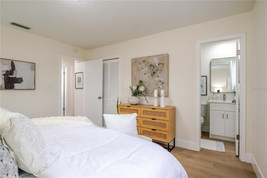 Под контрактом: $308,900 (3 спален, 2 ванн, 1214 Квадратных фут)