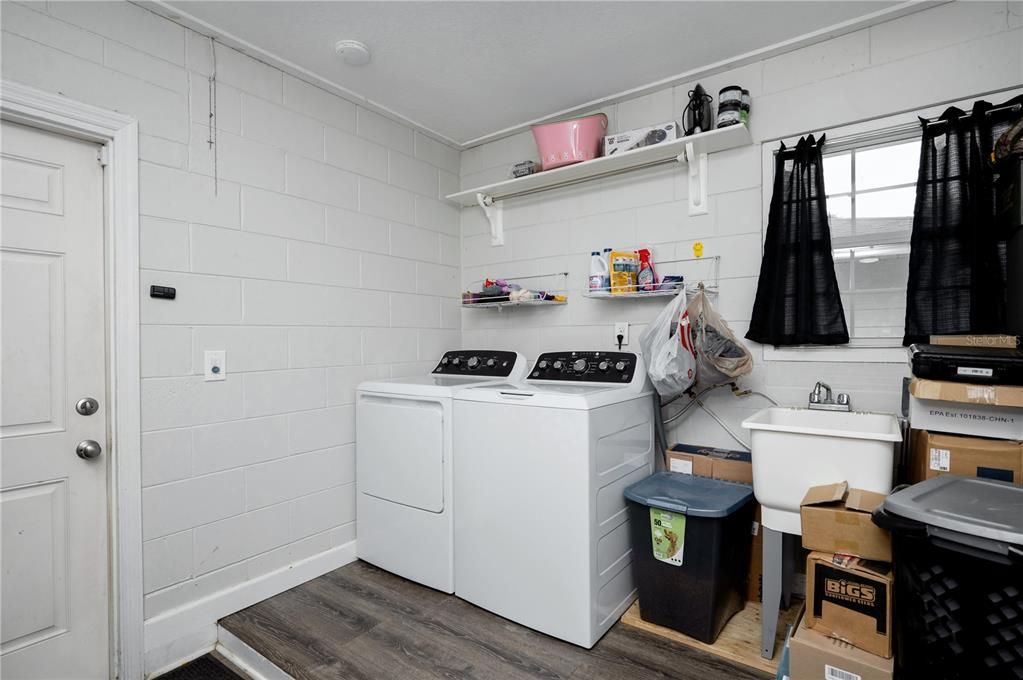 For Sale: $370,000 (3 beds, 2 baths, 1669 Square Feet)