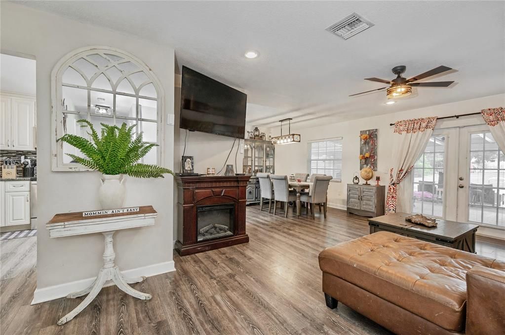 For Sale: $370,000 (3 beds, 2 baths, 1669 Square Feet)